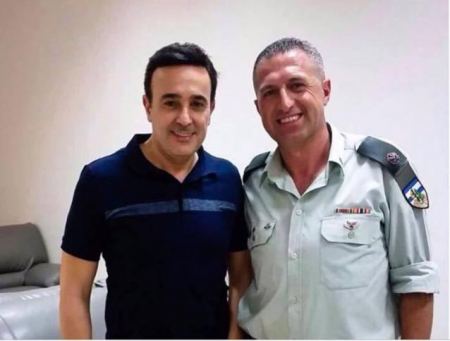 نشر صورة للفنان صابر الرباعي مع ضابط اسرائيلي يثير موجة من الانتقادات